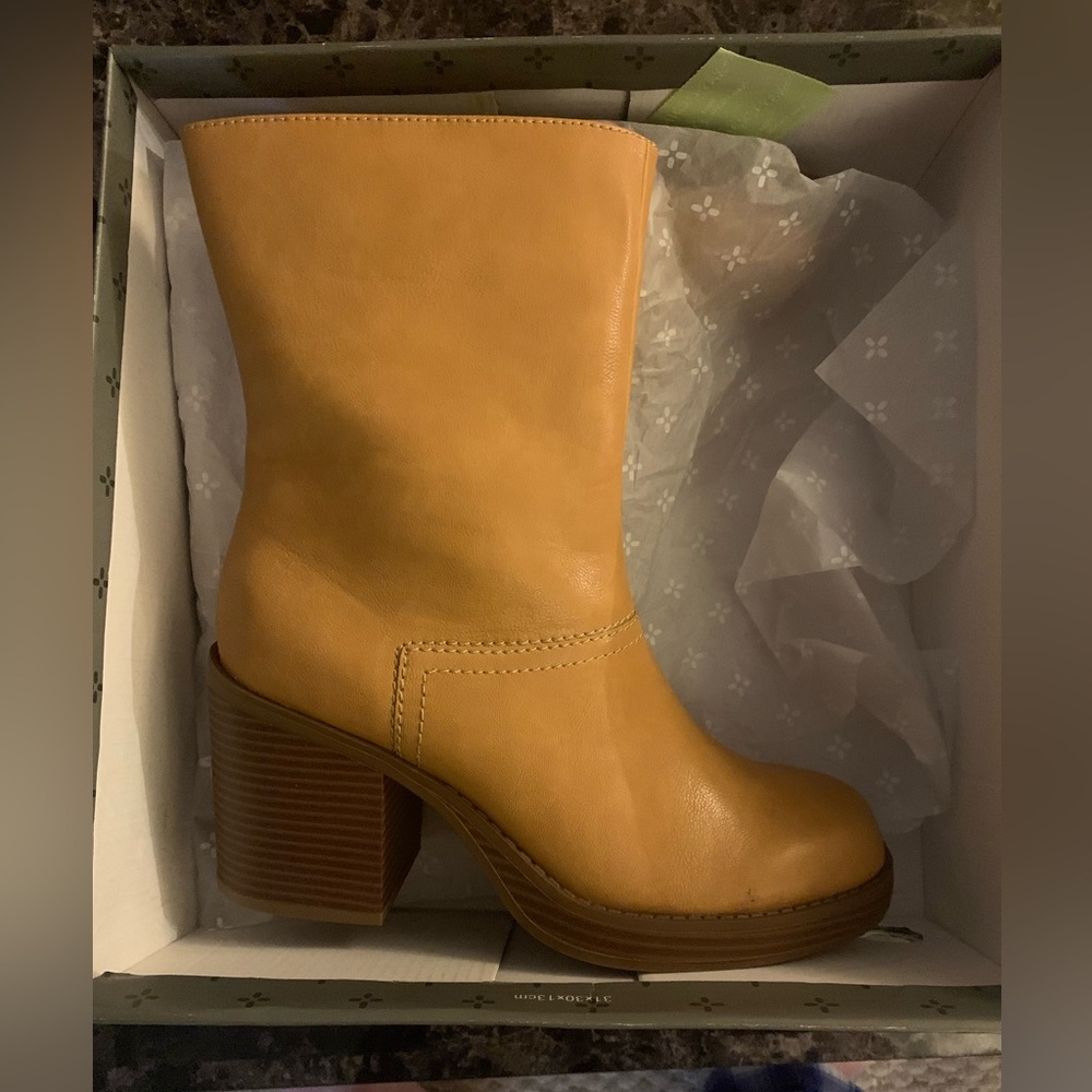 Sun and stone tan boots size 8